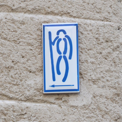 Mattonella ceramica con il simbolo del Cammino dei Protomartiri Francescani
